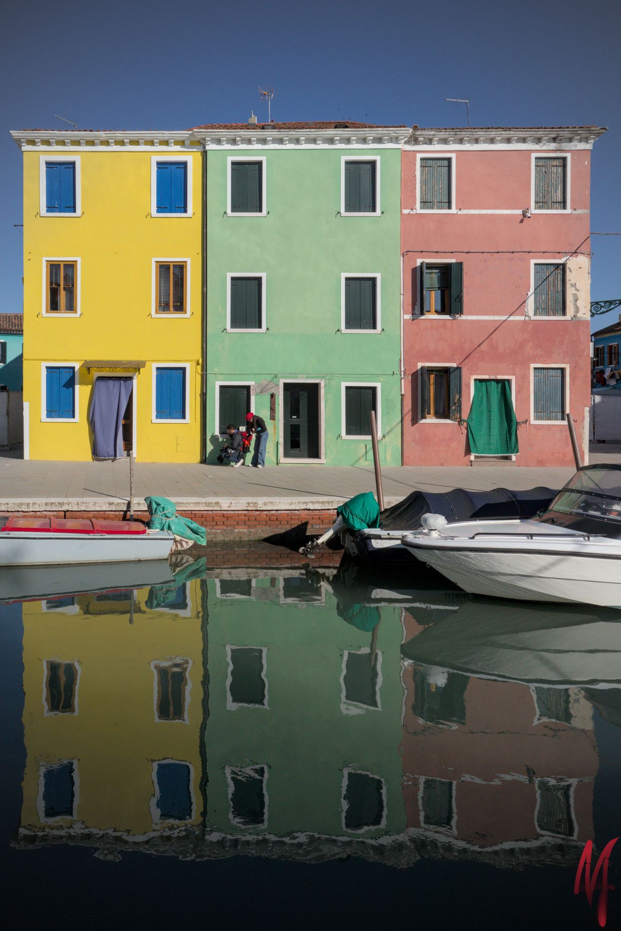 Bunte Fasade und Spiegelbild